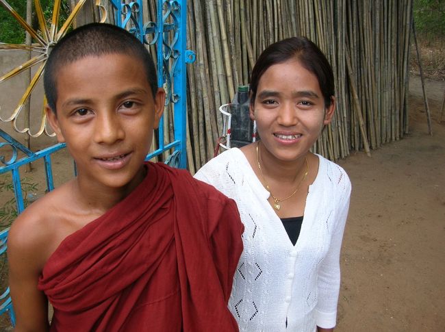 少年僧とお姉さん。