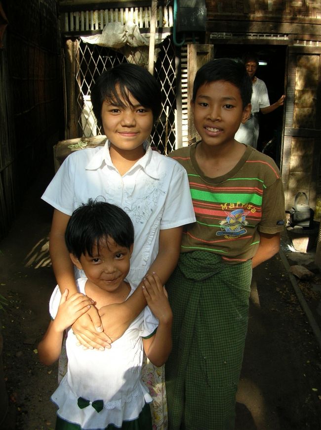 後でわかったのですが２つ上の写真の少年僧とお姉さんの弟妹でした。