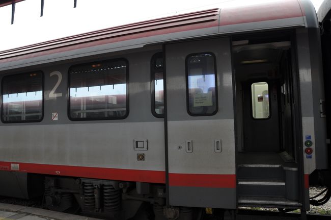 ウィーン南駅(Suedbahnhof)を午前９時５６分発の快速列車の乗り込む。<br /><br />この時間帯、リュブリャーナまでの直通列車はないので、途中Mariborという駅で１回乗り換え。