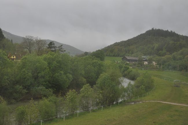 ウィーンを過ぎてしばらく走ると<br />上り坂になる。<br /><br />振り返ってみるとなかなかの急勾配。<br /><br />快適列車。<br />スムーズに登り続けます。<br /><br />さすがは先進国。<br /><br />