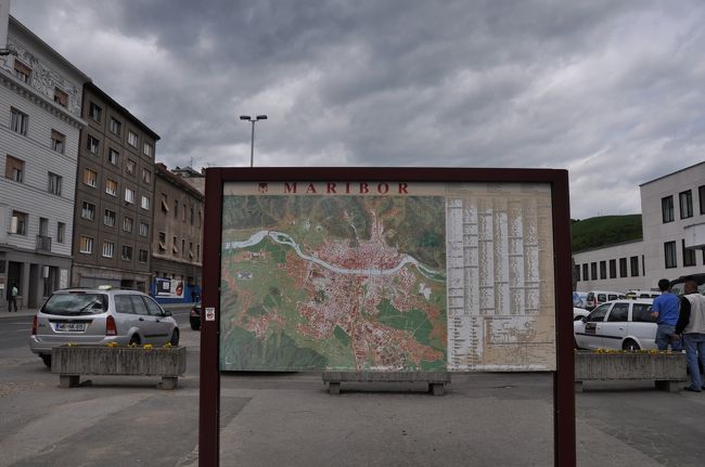 Maribor駅、１３時５０分着。<br /><br />駅でリュブリャーナ行きの列車をたずねると、一番早いのが各駅停車の１４時１５分。<br /><br />宿を確保するため、夕方までに着けばいいか。<br />のんびり行くことにした。<br /><br />出発まで２０分ほどあるので、いったん駅の外に出で近くを散策。<br /><br />駅前にあった案内図。<br />SLの車両の模型もおかれていた。