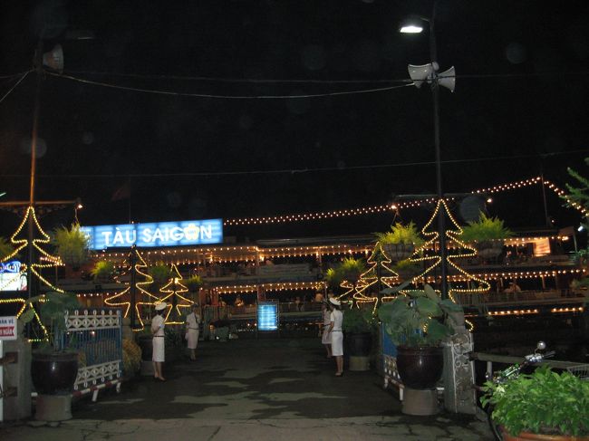 この船でメコンクルーズをしたいとおもっていたら満席でした・・・。滞在中ずっと満席で参加できず。