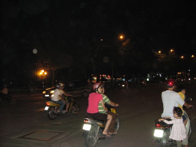 夜でもバイクで混雑。3人乗り当たり前です。