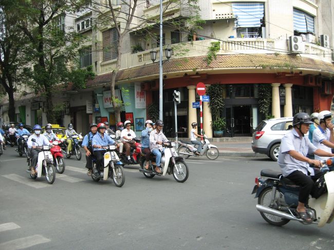 バイクが行き交う大通り 。ほとんど信号が無いので、バイクの間をゆっくり歩いて通り抜けます。 <br />ゆっくり歩いているとバイクがよけて走ってくれる、というシステム。 <br />超・怖かった！ 