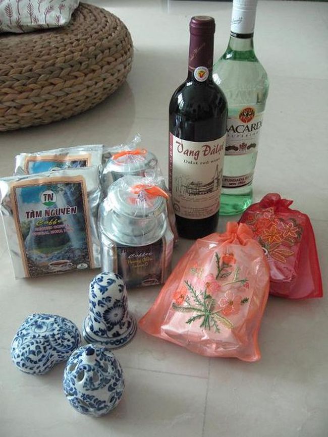 ベトナムコーヒーは深みとコクがありながら後味がすっきりしている、上品な味わいでした。自分用に１KG程度購入したけれど、できれば５KGくらい買いだめしたかった！！ <br /><br />ベトナム産ワインは桑の実が入っていて苦味があるみたい。（US３＄） <br />袋に入っているのは蓮茶です。 <br />ブルーのバッチャン焼きセットも蓮柄（セットでUS５＄） 