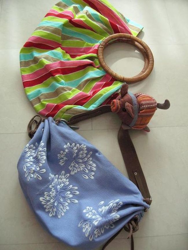 布バックはそれぞれＵＳ８＄位。民族衣装の布で作られたブタの携帯入れは夫へのお土産 <br />