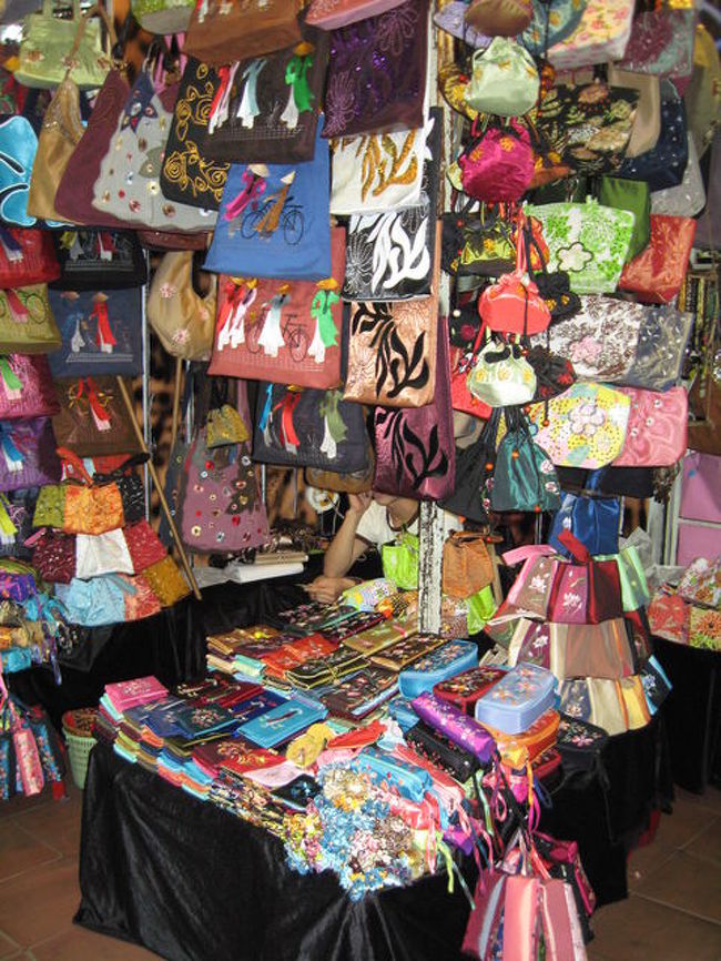 ベンタン市場のバック屋さん。刺繍やビーズがかわいいバック。10ドル程度〜。 <br />