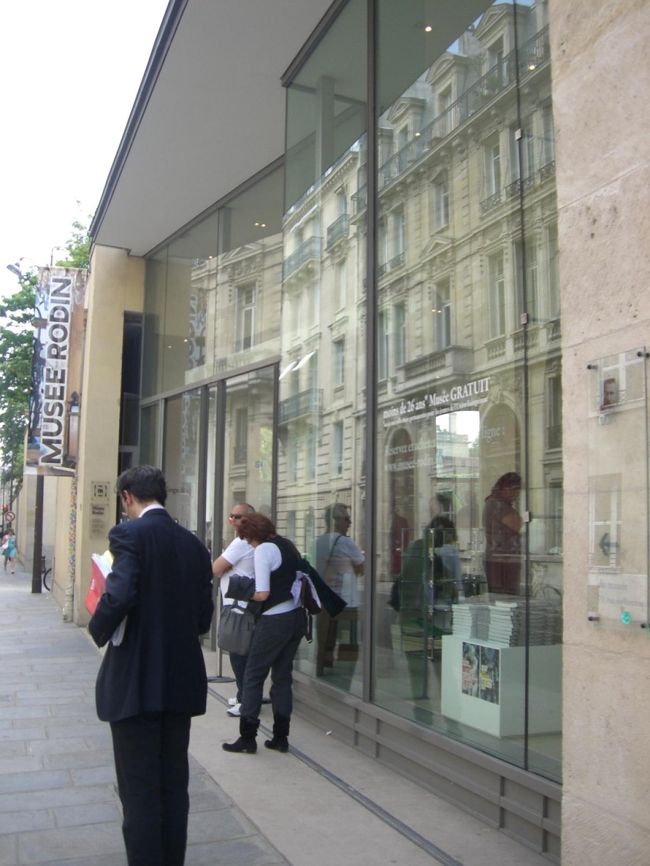 ロダン美術館は入り口が少し分かりにくい。<br /><br />他の美術館のようにでかくないけどかなり芸術度高い<br /><br />ですよ