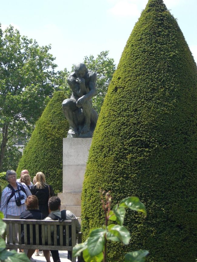 そして庭に「考える人」発見<br /><br />けっこうでかい、そして人だかり<br /><br />素人目にも表情がおもしろい