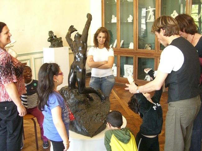 遠足の子供がまねをしています<br /><br />かわいい<br /><br />美術館に遠足、いいですねぇ