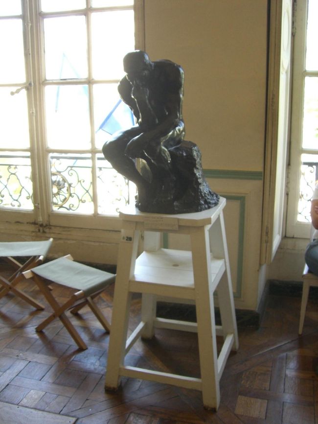 建物の中にも考える人<br /><br />でもこれには観光客少ない