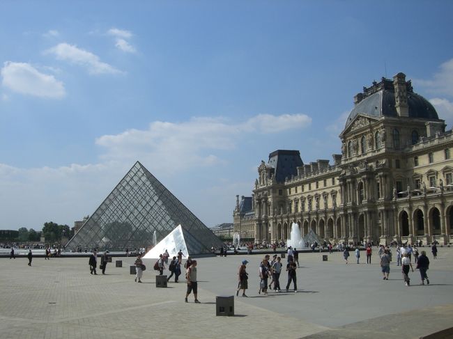 メトロでルーブルに移動