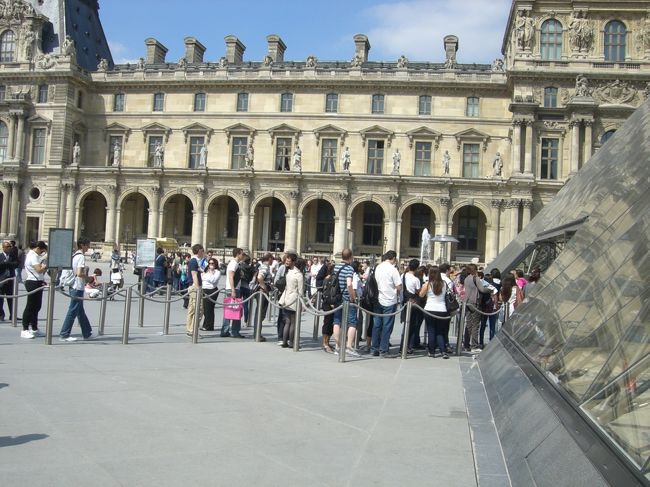 １６：００頃の写真<br /><br />ピラミッドの前は３０人くらい並んでいます