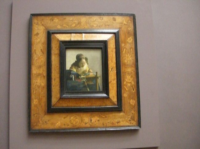 フェルメールの「レースを編む女」<br /><br />かなり小さい<br /><br />でも感動　本物やで