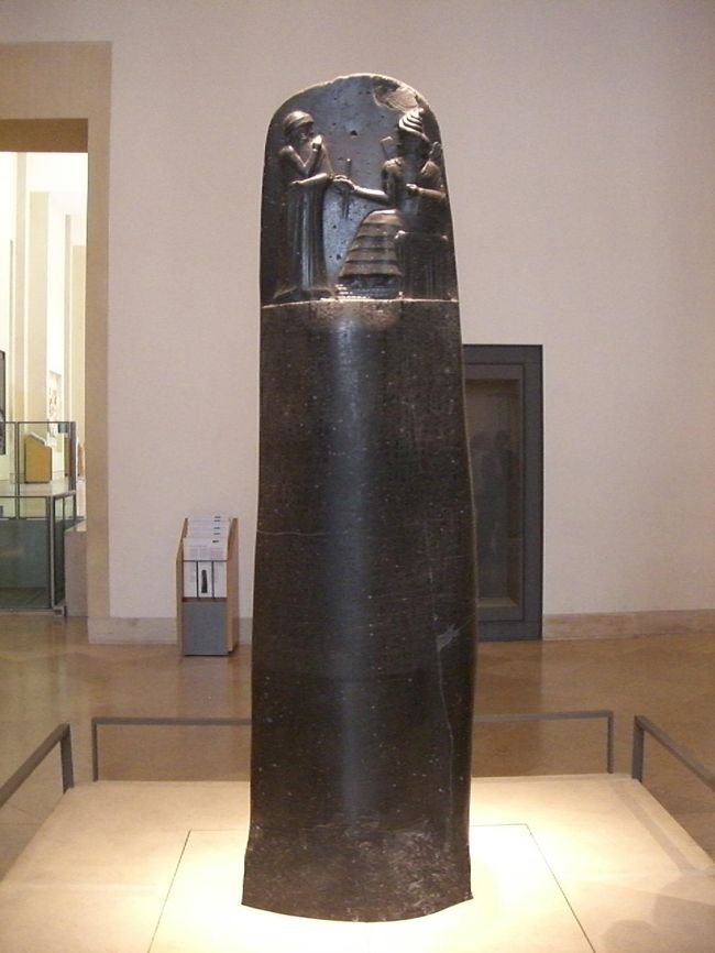 憧れのハムラビ法典<br /><br /><br />これをずっと見たかった<br /><br />石碑の下のほうに目には目を歯には歯をと刻まれて<br /><br />いるそうです