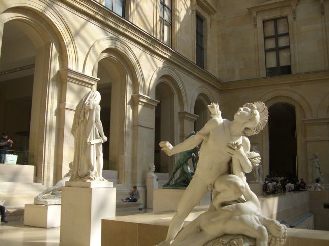 彫刻が整然と並んでいます