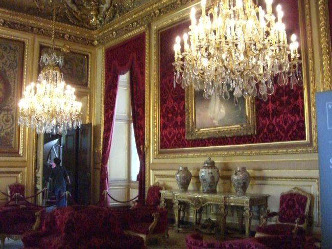 赤い壁やソファーとシャンデリアが高級感をだしてい<br /><br />ます