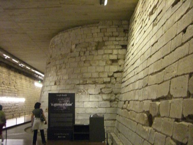 シュリー翼の中世のルーブルと呼ばれるところ<br /><br />基礎部分や昔の宮殿の名残