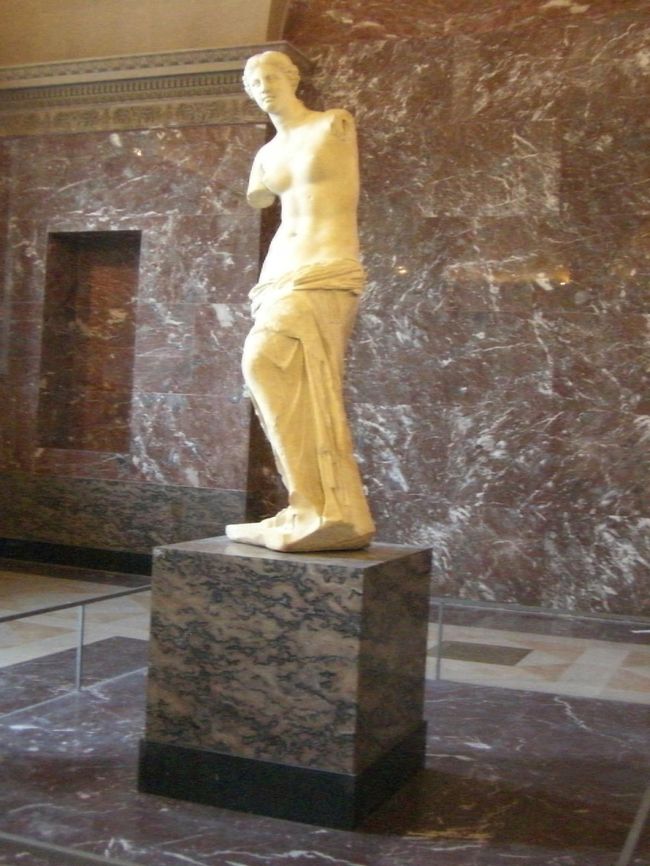 「ミロのヴィーナス」<br /><br />すでに歩きすぎで足がガタガタ
