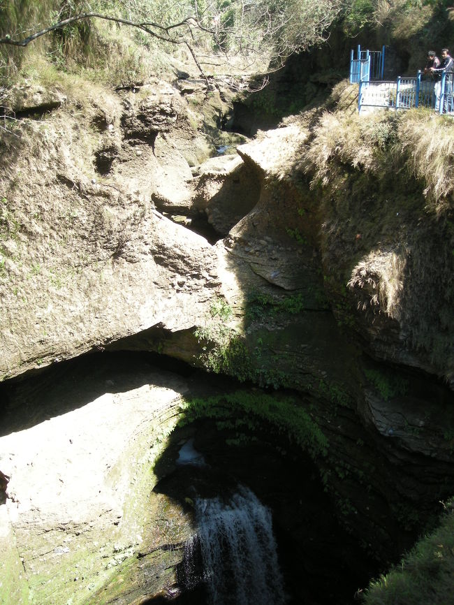 今は水がないけど<br />山の水が溶けたら柵のところまで<br />水かさが増すそうです。