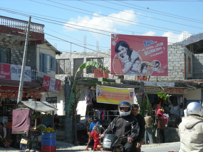 devi's fallの道を挟んだ向かいにある路地に入っていきました。