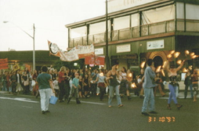 ツアーを終え町に戻って来ると、ハロウィンのパレードで盛りあがっていた。