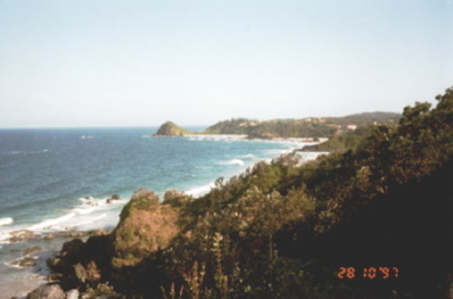 1997/11/1　Byron Bay<br /><br />シドニーでライセンスをとってから初めてのダイビング。しかも、ここのスタッフは誰一人日本語を話せないし、同乗者に日本人もいない。でも何より不安だったのは、サーフィン向きともいえる荒波による船酔い。<br />10人程しか乗れない小さなボートで、ポイントまではわずか10分。にもかかわらず、即ぐったり。大揺れのボートの上で待っているわけにもいかないので、無理して潜行。インストラクターの一人が、あまりにあやしい私を気遣って、ずっと手を引いて泳いでくれた。ありがとう（涙）<br />でも海の中では、ライセンス取得後初ダイビングの私を勇気づけてくれるかのように、ウミガメが出迎えてくれた！そこですっかり緊張はとけ、楽しいダイビングとなったのだが、安全停止の間にすっかり波にもまれ、浮上後リバース・・・同乗者のみなさん、迷惑かけてごめんなさい。<br /><br />Surfers Paradiseに向けて、夕方バス移動。ダイビング疲れもあり、到着後すぐ就寝。<br /><br />　Queensland篇へつづく