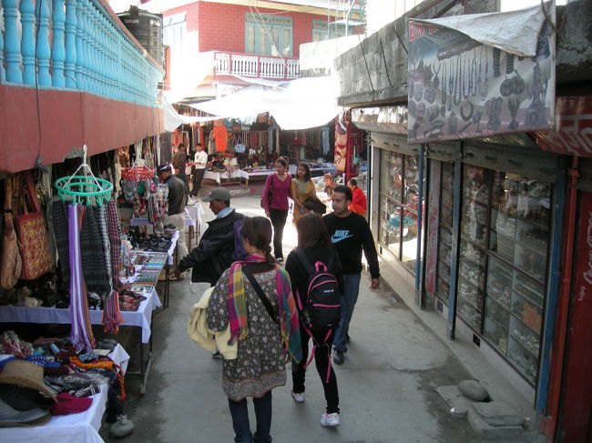 お土産が売っているところに連れて行ってくれているのかと思いきや・・・