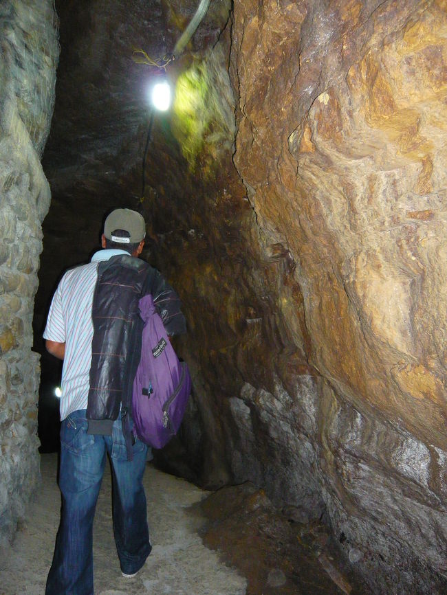 細い道をどんどん進んでいくと・・・