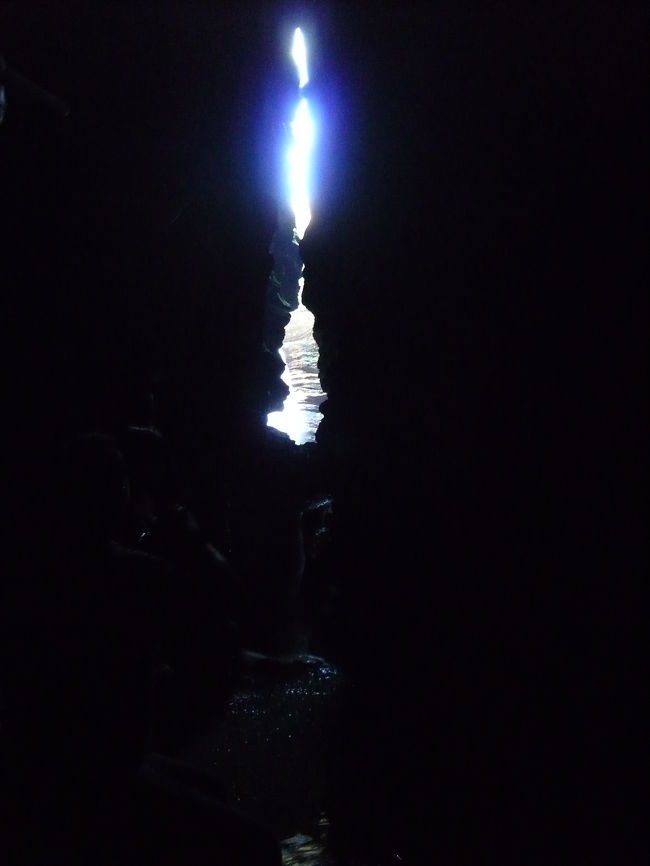 こんなところにでます。<br /><br />この穴の向こうはさっきのdevi's fall。<br />そこから流れてくる水がここにたまるのだそう。<br /><br />山の氷が溶けて滝が水で一杯になったら???<br />もちろん、この洞窟にも入れないのですぅ〜〜〜