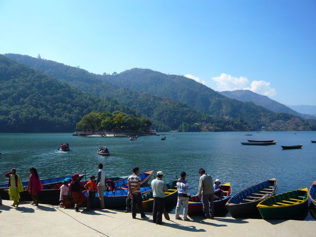 ポカラの街に戻ってきました〜<br /><br />ここはフェワ湖。湖の中にある寺に行くための<br />ボートがたくさん。