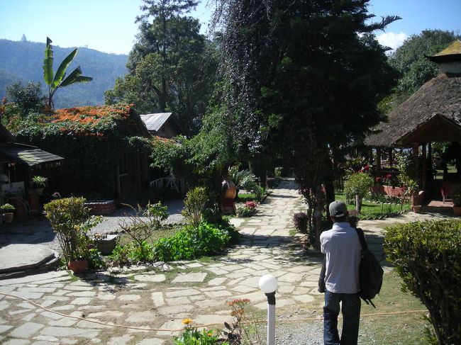 2日目のランチはフェワ湖の湖畔にあるレストランで。