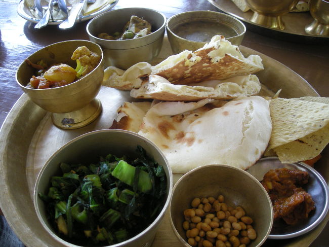 料理はカレー??<br />ナンとカレー風味のソースと豆。<br /><br />おそらくネパール料理。