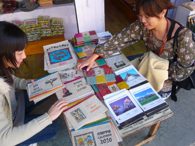 雑貨屋さん。<br /><br />カレンダー。<br />うすいけど破れにくい和紙みたいな紙が有名らしく、<br />その紙に印刷されているカレンダーが<br />たくさん売られてました！<br /><br />これまたお土産に最高。