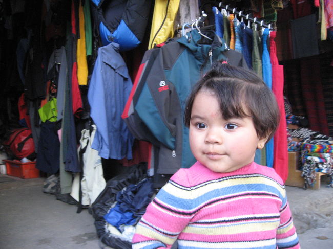 お土産物色中に<br />ネパールの子どもに出会ったぁ〜