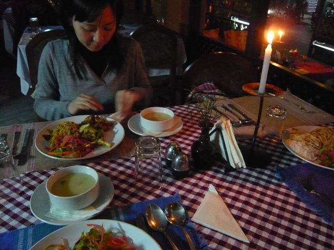 2日目の夕飯。<br /><br />ホテル隣接のレストランで。<br />ネパールは電気がないので一日の半分以上は停電。<br />ホテルとか店は自家発電してるけど<br />若干暗め。<br /><br />電気のありがたさを感じるとともに、<br />節電に励むようになりました。