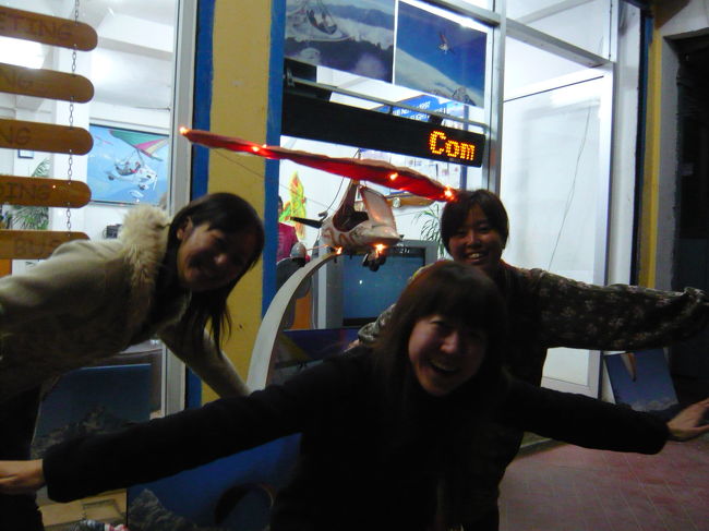 3日目に小さい飛行機に乗りたいとガイドさんに掛け合い、<br />夕飯後一緒に申し込みに行ってきた。<br /><br />テンション上がって、3人飛行機〜♪