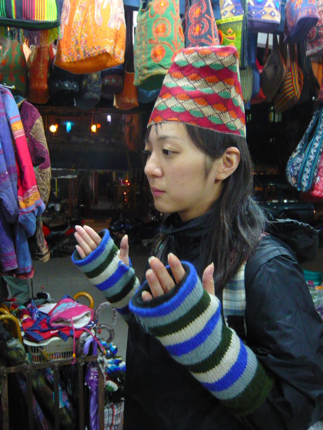 3日目は早起きして日の出を見るので<br />寒さ対策に手袋を購入。<br /><br />うさんくさいネパール人に「安い安い！」といわれ買ったが<br />他のところにいったらもっと安かった。<br /><br />怒！
