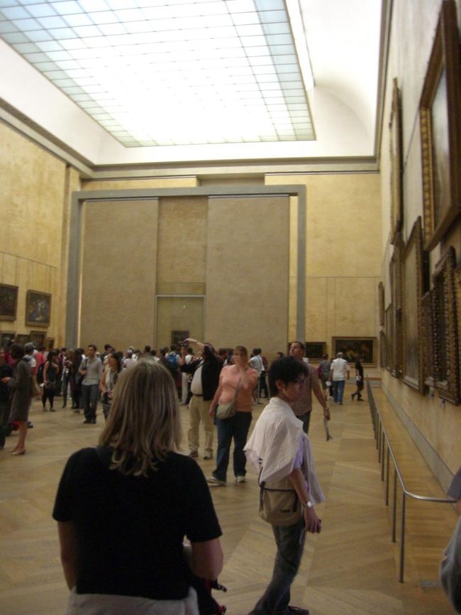 遠くに人だかりが<br /><br />その向こうにモナリザ