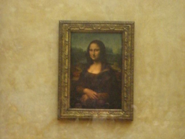 魅惑の絵画<br /><br />確かに多くの人を魅了する女性です<br /><br />モナリザの前だけ防犯ガラス<br /><br />