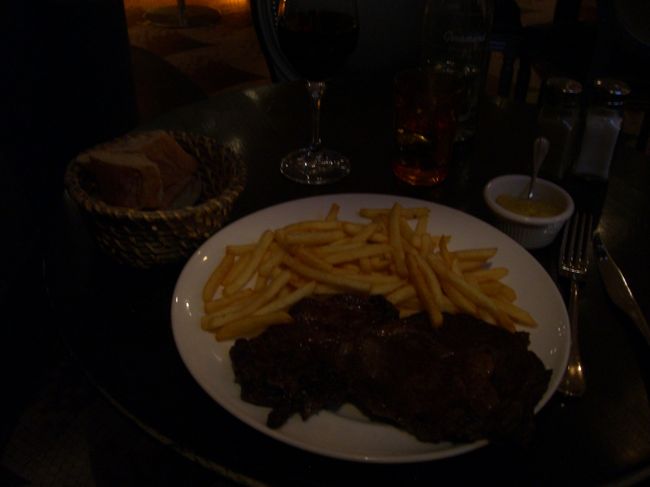 メインはステーキ<br /><br />本場のフレンチポテトつき