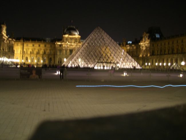 ピラミッドきれい<br /><br />まだこの時間（２２：００）多くの観光客がいます