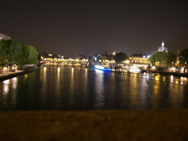 セーヌ川には観光船が光を放ちパリ最後の夜に<br /><br />花を添えてくれます