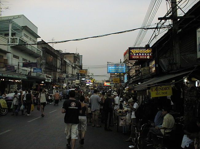 9年前のカオサン通り。<br />今とぜんぜん違う。<br />背の高い建物が無い。