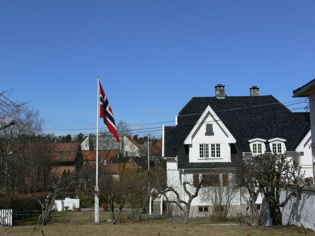 フェリー乗り場から博物館への道。<br />ノルウェー国旗が庭に掲揚されていました。<br />愛国心がありますね。