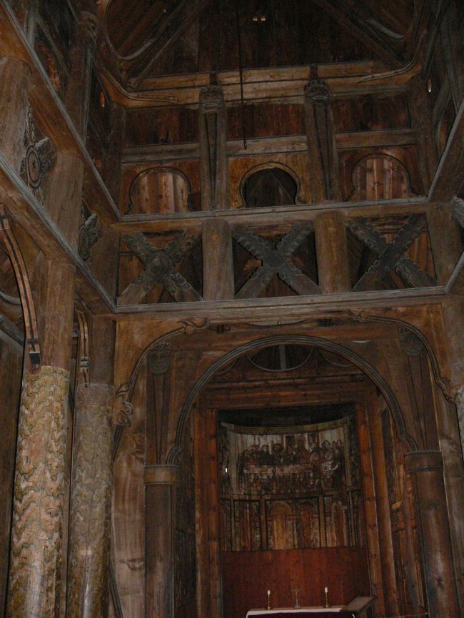 内部も木造で精巧に造られています。