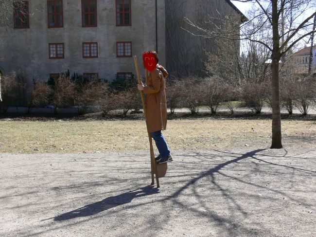 なぜかこんな所で竹馬に遭遇。。。<br />伝統的な遊びのようです。<br />日本のものだと思っていました。