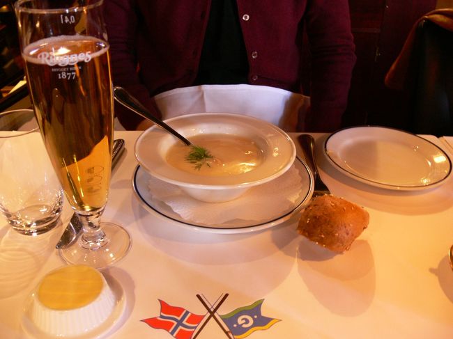 市庁舎近くに戻ってランチです。<br />シーフードスープ。