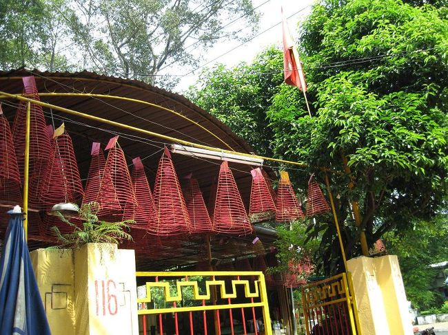 お寺のお線香は天井につるされていました。蚊取り線香状？お寺の中に犬がたくさんいました。