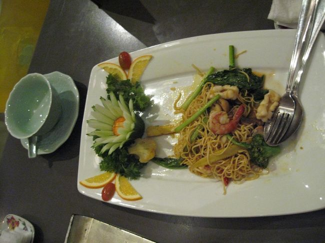 食器がかわいかったです。ベジタブルカービングもきれい。